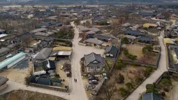 Pandangan umum dari rumah-rumah tradisional Korea (hanok) di Kampung Rakyat Hahoe, Andong, Korea Selatan, 19 November 2018. Sekitar 200-an penduduk yang tinggal di desa Hahoe masih mempertahankan cara hidup dan tradisi khas Dinasti Joseon. (Ed JONES/AFP)