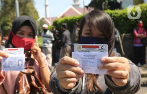 Warga mengurus Surat Izin Mengemudi (SIM) di mobil layanan SIM Keliling Masjid At-Tin, Jakarta Timur, Kamis (4/6/2020). Direktorat Lalu Lintas Polda Metro Jaya mengoperasikan kembali layanan mobil SIM Keliling untuk mengantisipasi antrean pemohon. (Liputan6.com/Herman Zakharia)