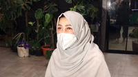 Amy Qanita Ibunda Raffi Ahmad di rumah duka, Kawasan Cilandak, Jakarta Selatan, Sabtu (31/12/2022). (Dok. M. Altaf Jauhar)