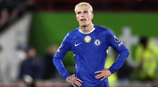 Gelandang Chelsea asal Argentina nomor punggung 49, Alejandro Garnacho, bereaksi di akhir pertandingan Premier League antara Brentford dan Chelsea di Gtech Community Stadium, London, pada 13 September 2025. (HENRY NICHOLLS /AFP)