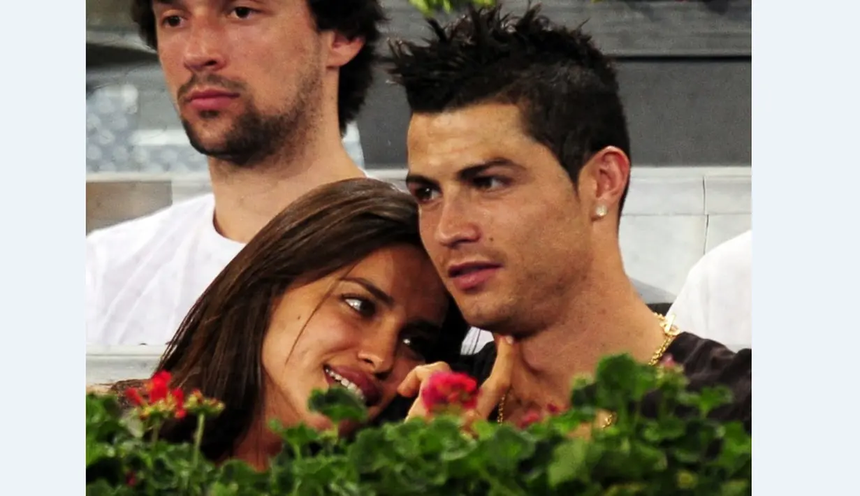 Cristiano Ronaldo bersama sang kekasih, Irina Shayk, saat menonton pertandingan tenis di Madrid, 11 Mei 2012. (AFP/Javier Soriano)