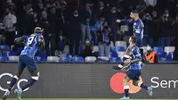 Pemain Napoli Lorenzo Insigne melakukan selebrasi usai mencetak gol ke gawang Inter Milan lewat tendangan penalti pada pertandingan sepak bola Liga Italia di Stadion Stadio Diego Armando Maradona, Naples, Italia, 12 Februari 2022. Pertandingan berakhir dengan skor 1-1. (Alberto PIZZOLI/AFP)