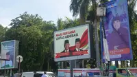 Petugas Panitia Pengawas Pemilihan (Panwaslih) Aceh menurunkan alat peraga kampanye (APK) saat berlangsung penertiban di Banda Aceh, Aceh, Jumat (10/11/2023). (ANTARA FOTO/Ampelsa)