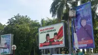 Petugas Panitia Pengawas Pemilihan (Panwaslih) Aceh menurunkan alat peraga kampanye (APK) saat berlangsung penertiban di Banda Aceh, Aceh, Jumat (10/11/2023). (ANTARA FOTO/Ampelsa)