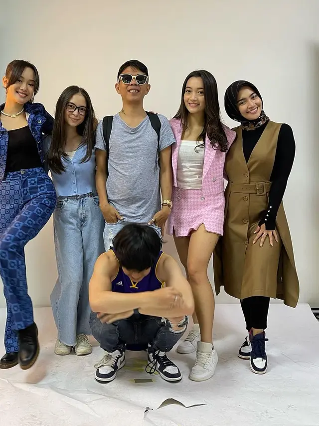 Potret kompak Farhan Rasyid bersama pemain My Love My Enemy Season 2 (Foto: Instagram/@farhanrasyidd)