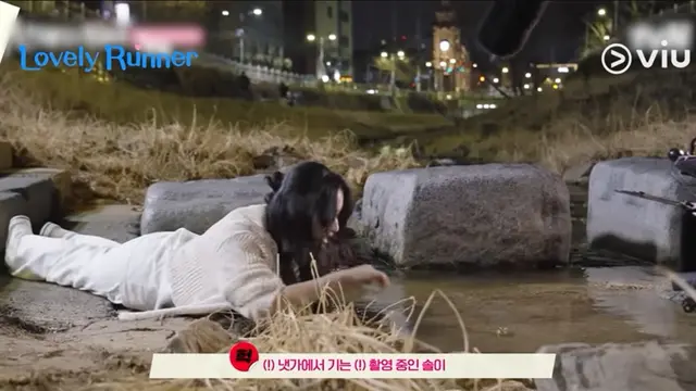 Kim Hye Yoon dalam drakor Lovely Runner. (YouTube/ Viu Philippines)