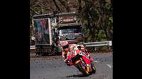 Marc Marquez menggunakan apparel lengkap dan terlihat melewati jalan raya di pegunungan Hakone, Kanagawa, Jepang. (Instagram @marcmarquez93)