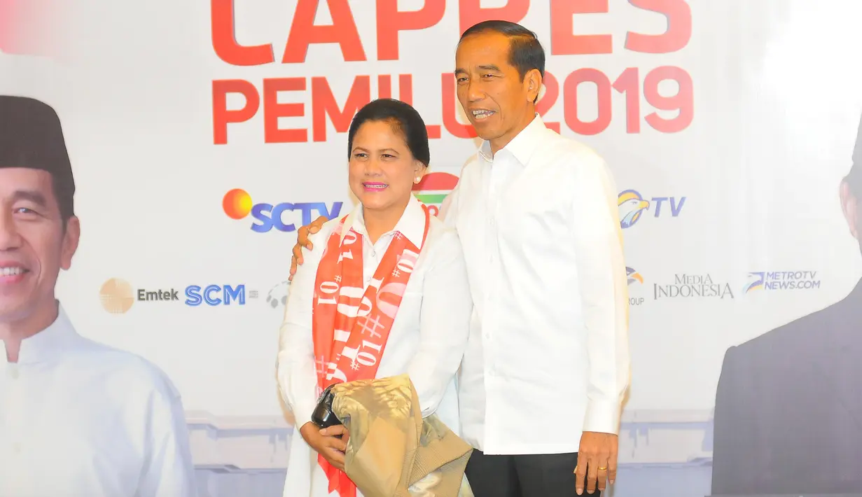 Capres 01 Joko Widodo atau Jokowi beserta istri Iriana Jokowi berfoto di lokasi debat keempat Pilpres 2019 di Hotel Shangri-La, Jakarta, Sabtu (30/3). Debat dimoderatori Retno Pinasti dan Zulfikar Naghi. (Liputan6.com/AnggaYuniar)