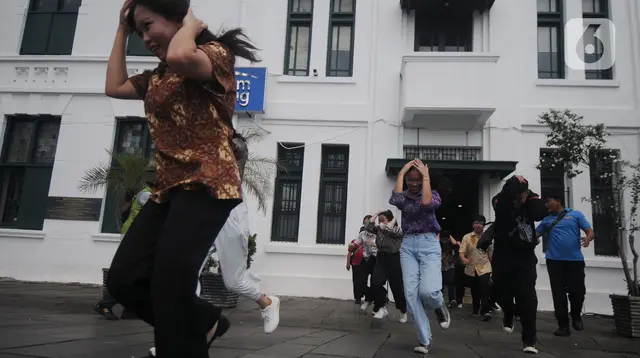 BNPB bersama sejumlah elemen dan relawan menggelar simulasi evakuasi mandiri bencana gempa di Kawasan Kota Tua, Jakarta. (merdeka.com/Imam Buhori)