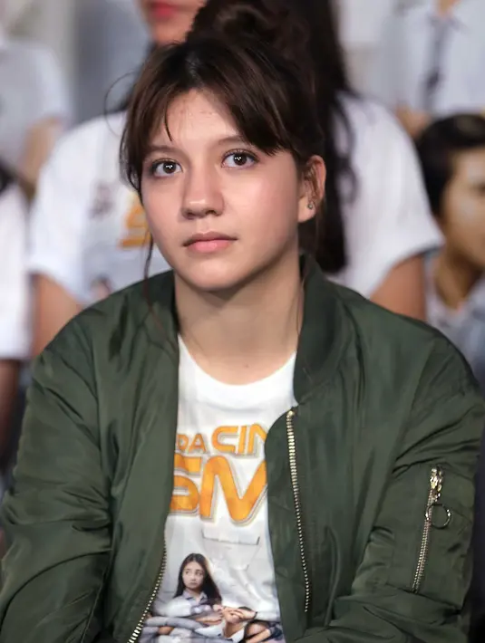 Pemeran kelahiran Jakarta 15 tahun silam itu, meski sibuk, ia bersama keluarga masih menyempatkan untuk menghias pohon Natal. Baginya, itu merupakan aktivitas yang menyenangkan. (Deki Prayoga/Bintang.com)