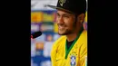 Pemain Brasil Neymar saat menggelar konferensi pers di Teresopolis, Rio de Janeiro, Kamis (10/7/14). (REUTERS/Marcelo Regua)