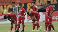 Pemain Persija Jakarta tampak lesu usai ditaklukkan Perseru Badak Lampung pada laga Liga 1 2019 di Stadion Patriot, Bekasi, Minggu (1/9). Persija takluk 0-1 dari Badak Lampung. (Bola.com/M Iqbal Ichsan)