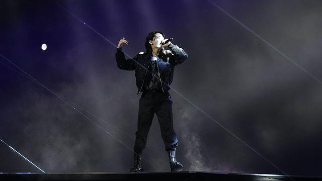 Jungkook BTS tampil pada pembukaan Piala Dunia 2022. (Credit: AP)