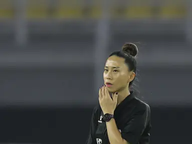 Kim Kyoung-min menjadi satu-satunya bidadari yang berada di lapangan saat pertandingan Timnas Hong Kong U-20 melawan Timnas Indonesia U-20, Jumat (16/9/2022). (Bola.com/Ikhwan Yanuar)