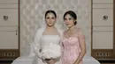 Sebagai seorang kakak, kehadiran dan dukungannya sangat berarti bagi Yunita. Tidak sedikit netizen yang ikut terharu melihat keakraban mereka. Kakak Yunita Siregar cantik dalam balutan gaun brokat warna merah muda. Rambut yang ditata dengan model low bun dengan juntaian poni di kiri dan kanannya, kakak artis berusia 30 tahun ini semakin pancarkan pesonanya. (Liputan6.com/IG/@yunitasiregar)