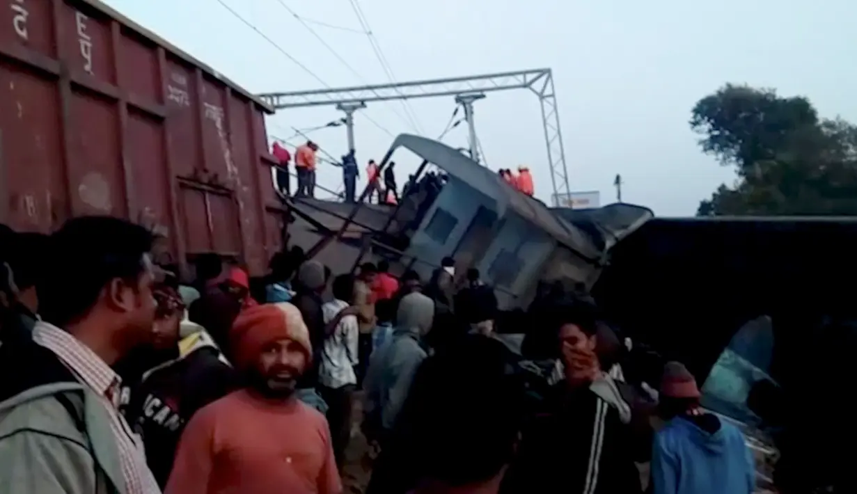 Sedikitnya 23 orang tewas dan sekitar 100 orang terluka akibat kereta ekspres yang tergelincir di tenggara India pada Sabtu (21/1). (AP Photo)