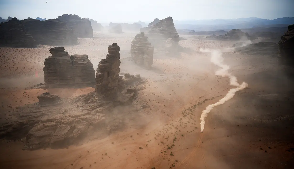 Pembalap saat mengikuti kejuaraan Reli Dakar 2021 Etape 10 antara Neom dan Alula di Arab Saudi, pada 13 Januari 2021. Reli Dakar merupakan acara olahraga internasional yang diselenggarakan diawal tahun. (AFP/Franck Fife)