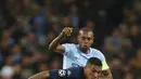 Gelandang Manchester City, Fernandinho, berusaha merebut bola dari gelandang Napoli, Allan, pada laga Liga Champions di Stadion Etihad, Selasa (17/10/2017). Manchester City menang 2-1 atas Napoli. (AP/Dave Thompson)
