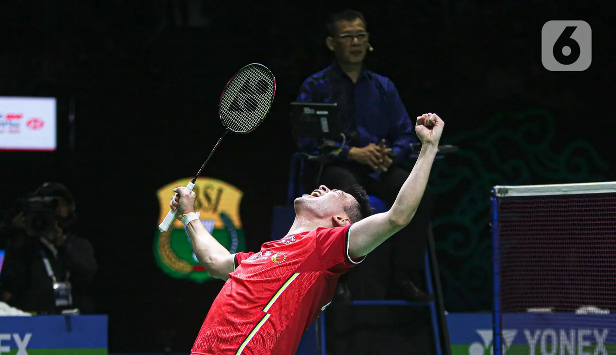 Pebulu tangkis ganda campuran China Zheng Si Wei melakukan selebrasi saat melawan pebulu tangkis ganda campuran Jepang Yuta Watanabe/Arisa Higashino pada pertandingan final East Ventures Indonesia Open 2022 di Istora, Senayan, Jakarta, Minggu (19/6/2022). Zheng Si Wei/Huang Ya Qiong menjuarai Indonesia Open 2022 usai mengalahkan Yuta Watanabe/Arisa Higashino dengan skor 21-14 dan 21-16. (Liputan6.com/Faizal Fanani)