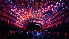 Buah-buah labu yang disinari cahaya dipajang pada pameran Great Jack O'Lantern Blaze di Van Cortlandt Manor, New York, Sabtu (14/10). Lebih dari 7.000 lentera labu yang diukir tangan ditampilkan dalam pameran Halloween tahunan ini. (TIMOTHY A. CLARY/AFP)