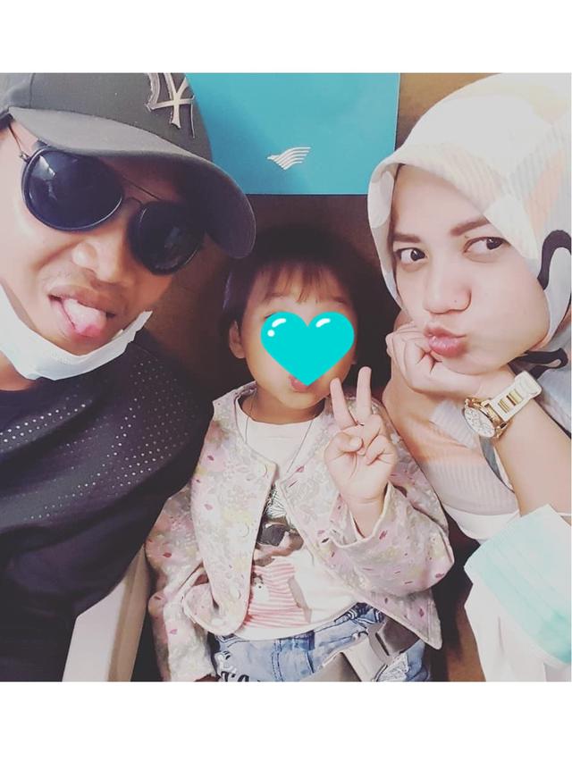 6 Potret Lawas Kurnia Meiga dan Istri, Kini Jualan Keripik Demi Sambung Hidup