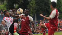 Pemain asing Persija, Patrick Da Silva (kiri) berebut bola dengan dua pemain Barito Putera saat laga uji coba di Stadion Bea Cukai, Jakarta, Selasa (5/4/2016). Laga berlangsung ketat dan imbang 2-2. (Liputan6.com/Helmi Fithriansyah)