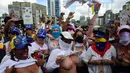 Sejumlah wanita membuka kausnya saat berunjuk rasa menentang Presiden Venezuela Nicolas Maduro di Caracas, Sabtu (6/5). Ratusan wanita berpakaian putih melanjutkan demonstrasi selama lebih dari sebulan untuk menentang Maduro (AFP PHOTO / RONALDO SCHEMIDT)