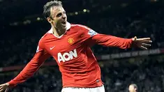 Striker Manchester United Dimitar Berbatov merayakan gol pembuka kemenangan 3-0 atas Newcastle United dalam lanjutan Liga Premier di Old Trafford, 16 Agustus 2010. AFP PHOTO/ANDREW YATES