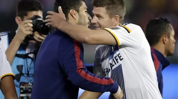 Steven Gerrard dan Luis Suarez dua eks Liverpool, tampak akrab dan saling bercanda sebelum laga di International Champions Cup 2015