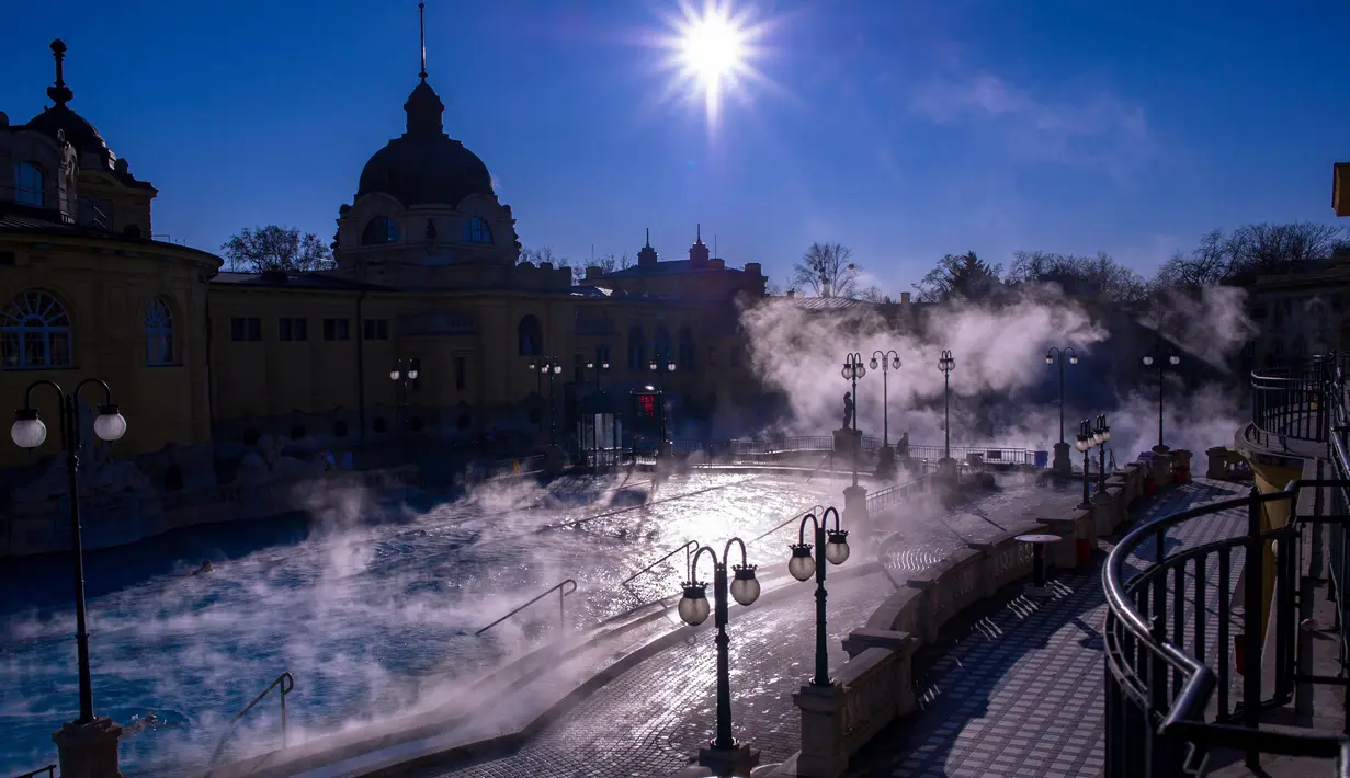 Uap air panas terlihat menyelimuti kolam air panas Szechenyi Thermal Bath di Budapest, Hongaria, 7 Januari 2017. Bersuhu sekitar 74-77 derajat celcius, air ini diyakini berkhasiat menyehatkan tubuh karena kaya akan mineral. (Bea Kallos/MTI via AP)