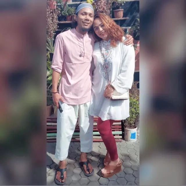 7 Potret Kebersamaan Norman Kamaru dan Istri Tampil dalam Busana Muslim