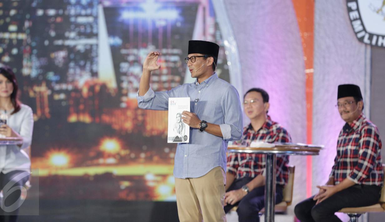 Calon Wakil Gubernur DKI Jakarta no 3, Sandiaga Uno memberi pemaparan terkait programnya saat debat terakhir Pilgub DKI Jakarta 2017 di Hotel Bidakara, Jakarta, Rabu (12/4). (Liputan6.com/Faizal Fanani)