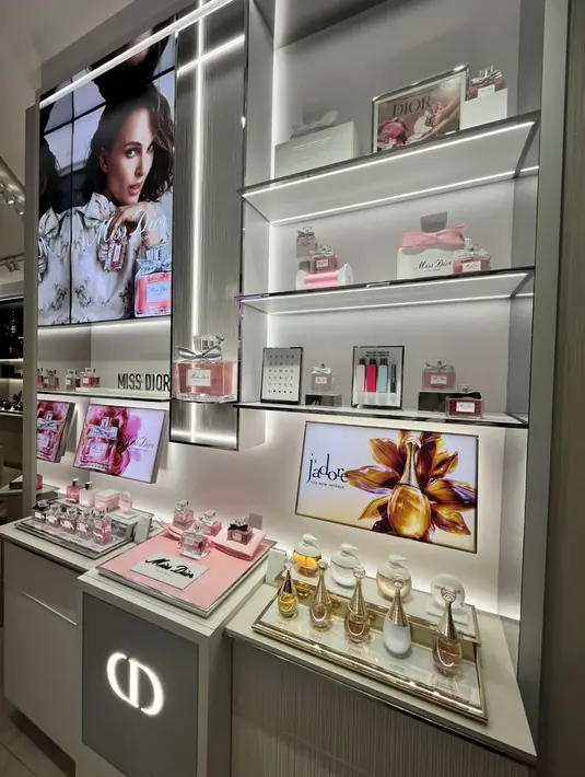 Kabar baik untuk penggemar produk parfum dari Dior, karena di Dior Beauty Plaza Indonesia hadir begitu lengkap dengan display yang menggemaskan.  / Foto dok: Fimela.