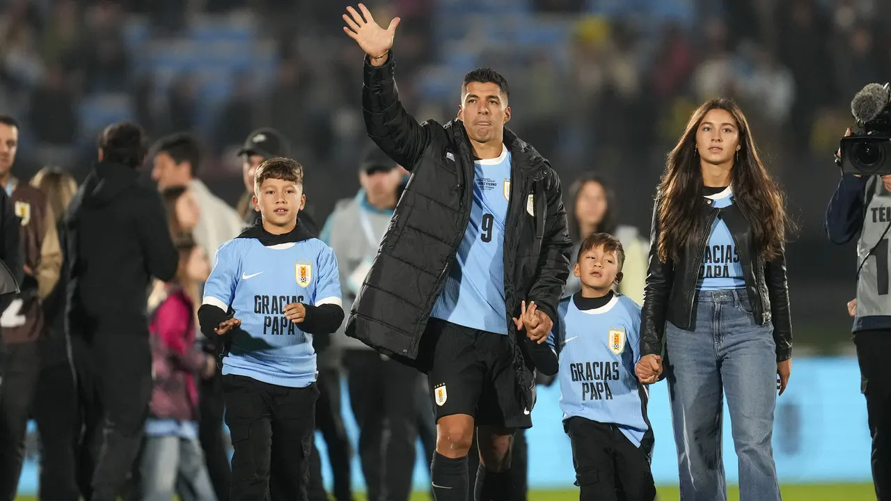 Foto: Diwarnai dengan Air Mata, Luis Suarez Lakoni Laga Terakhir Bareng Uruguay di Kualifikasi Piala Dunia 2026