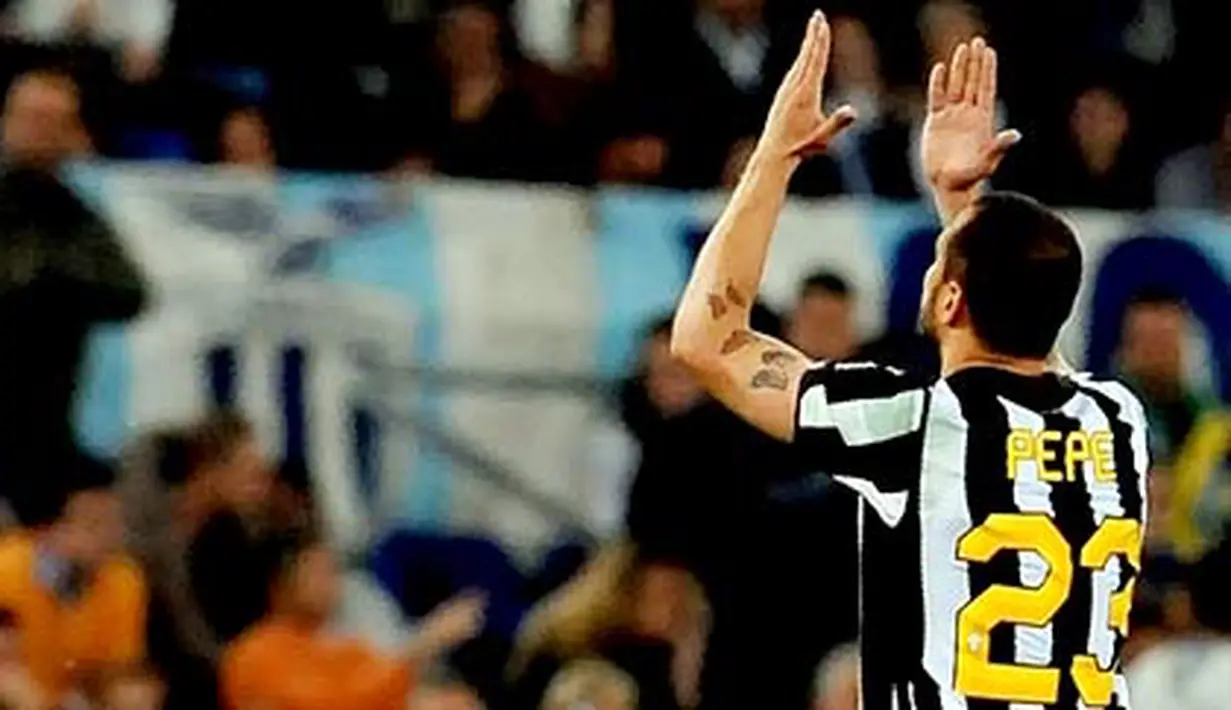 Winger Juventus Simone Pepe berselebrasi usai mencetak gol tunggal kemenangan atas Lazio pada lanjutan Serie A di Stadio Olimpico, Roma, 2 Mei 2011.AFP PHOTO/TIZIANA FABI