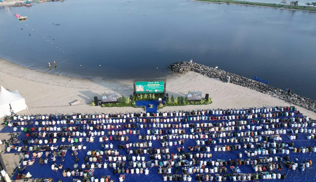 Umat Muslim saat melaksanakan Salat Idul Adha 1447 Hijriah di Pantai Lagoon, Ancol, Jakarta,  Rabu (27/5/2026). (merdeka.com/Arie Basuki)