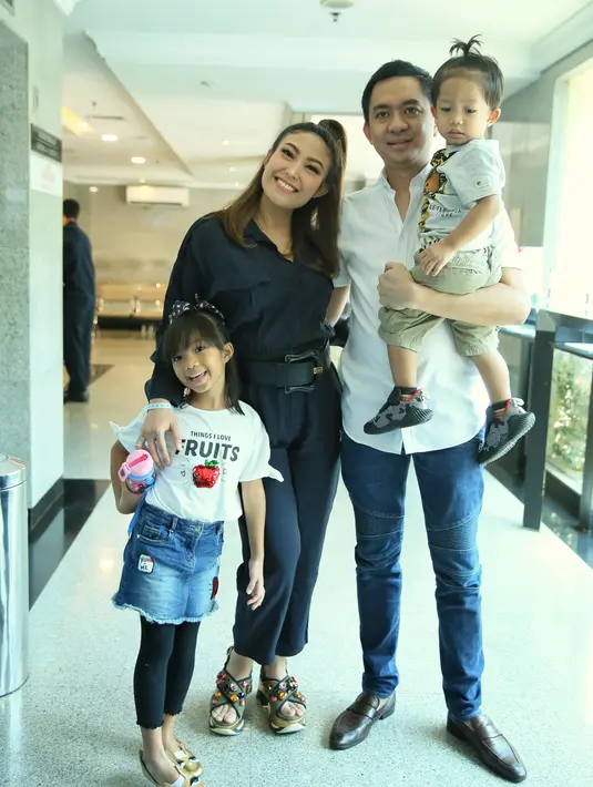Ayu Dewi preskon lahiran anak ketiga. (Adrian Putra/Fimela.com)