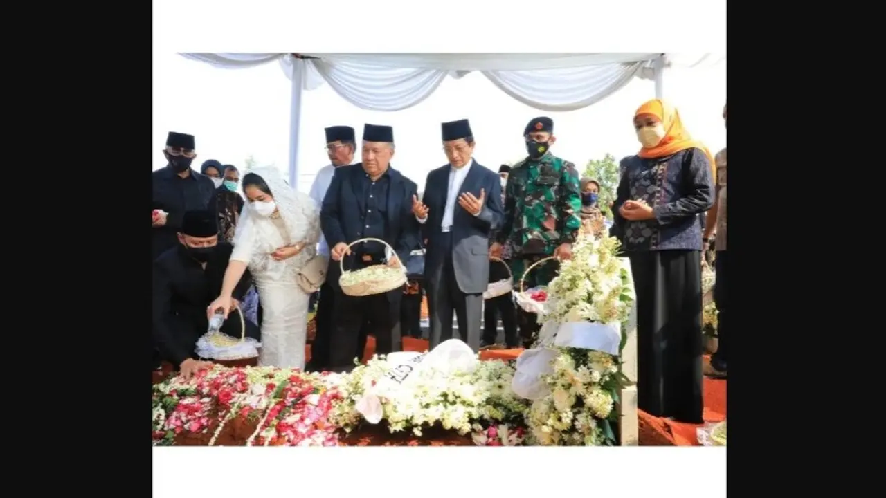 Emil Dardak bersama sang istri Arumi Bachsin saat pemakaman ayahnya di TMP Kalibata, Jakarta Selatan.