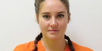 Shailene Woodley ditahan karena masuk tanpa izin saat protes di Dakota Access Popelne, Bismarck, Dakota Utara. Namun ia dilepaskan sehari kemudia. (Morton County Jail/USMagazine)