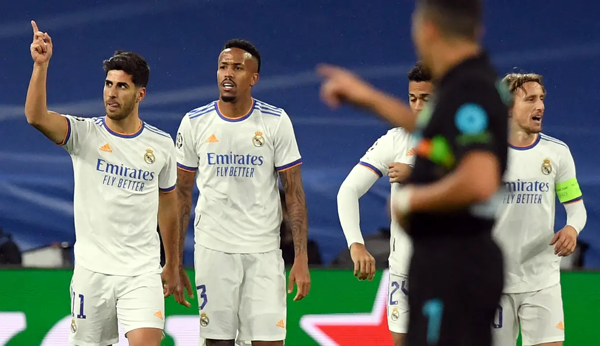 Real Madrid mampu memanfaatkan keunggulan jumlah pemain pada menit ke-79. Marco Asensio membuat Los Blancos unggul 2-0 melalui golnya lewat sepakan kaki kiri usai menerima umpan Dani Carvajal. (AFP/Oscar Del Pozo)