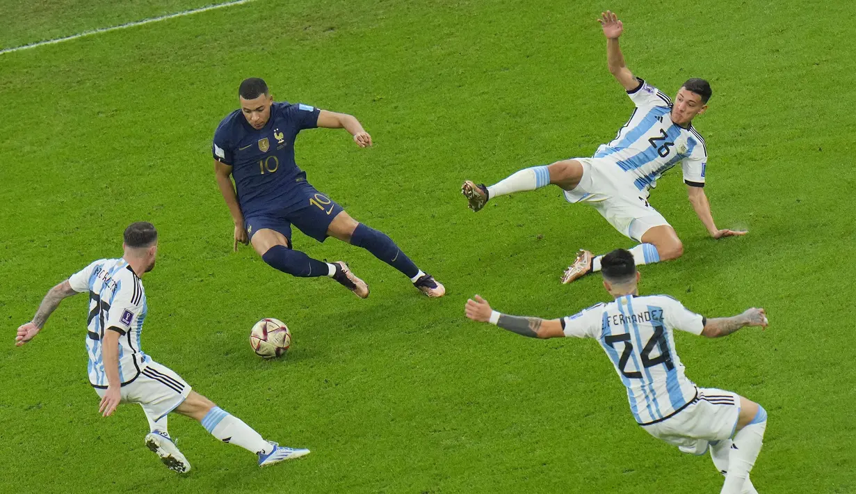 Pemain Prancis, Kylian Mbappe berusaha melewati penjagaan tiga pemain Argentina dalam pertandingan final Piala Dunia 2022. (AP Photo/Hassan Ammar)