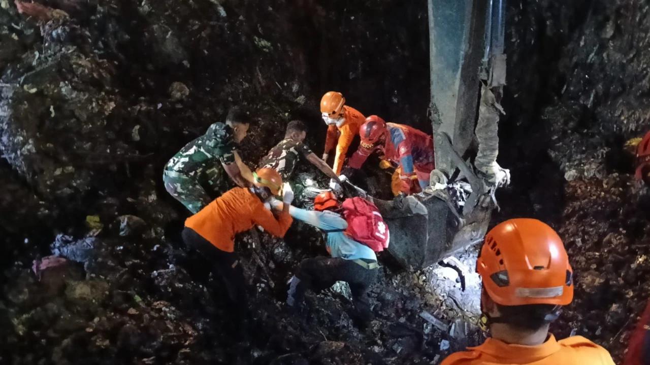 Gunung Sampah di Bantargebang Longsor, 50 Prajurit Yonarmed 7/Biringgalih Diterjunkan ke Lokasi