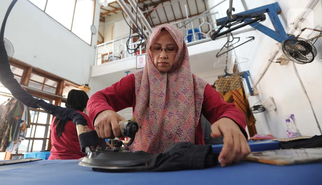 Pekerja menyetrika pakaian di Bogor Laundry, Sukasari, Bogor, Jawa Barat, Minggu (6/10/2019). Jasa laundry yang memiliki kapasitas produksi 800 Kg pakaian per hari tersebut memanfaatkan energi gas bumi Perusahaan Gas Negara (PGN) untuk kegiatan operasionalnya. (merdeka.com/Arie Basuki)