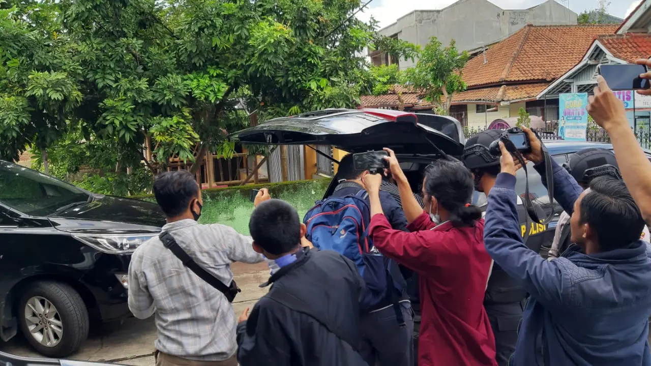 Beberapa anggota KPK langsung meninggalkan kerumunan wartawan, setelah melakukan penggeledahan di rumah salah satu rekanan dalam dugaan kasus korupsi infrastruktur di Kota Banjar.