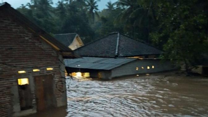 NTB Luluh Lantak: Banjir dan Angin Kencang Hantam 4 Kabupaten, Rumah Warga Hancur Lebur