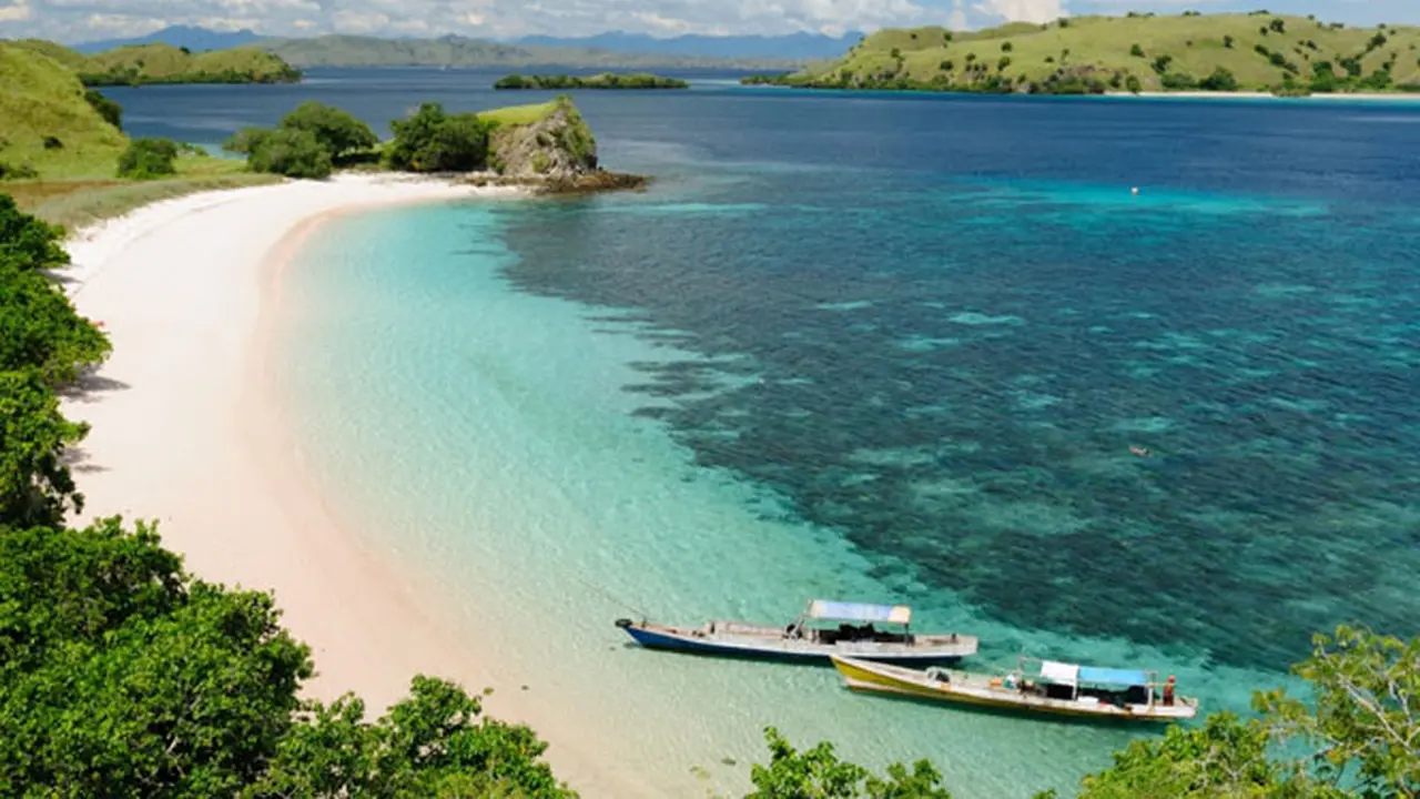Penat dengan Rutinitas Pekerjaan? Berliburlah ke 5 Pantai Ini