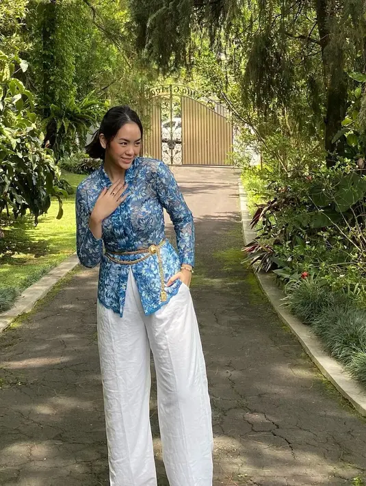 Kebaya warna cerah juga cocok dipadukan dengan celana kulot. Bisa juga menambahkan belt untuk mempermanis penampilan. [Instagram/raniaayamin]