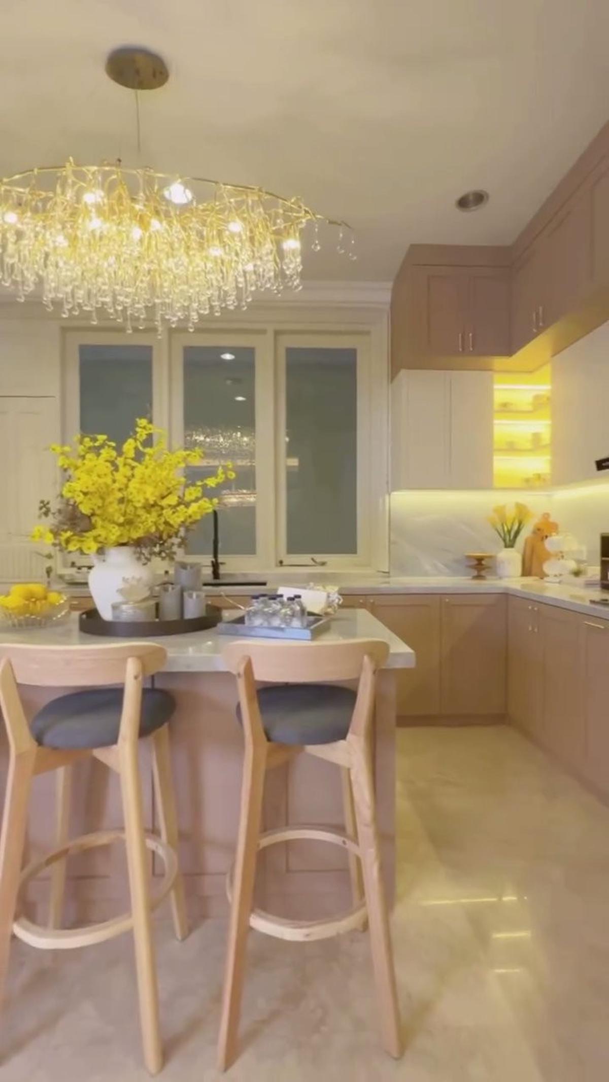 8 Potret Dapur Baru Olla Ramlan yang Elegan dan Cozy, Dilengkapi Chandelier yang Indah