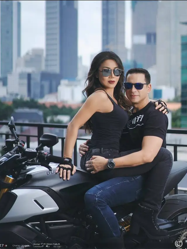 14 Tahun Menikah, Ini 6 Pemotretan Mesra Ari Wibowo dan Istri