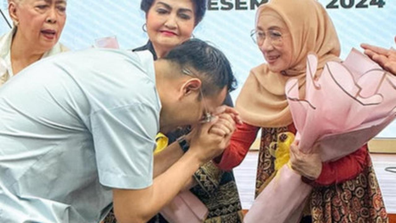 Sikap Raffi Ahmad Bertemu Para Penyanyi Legendaris Tuai Pujian, Sopan Santun Selalu Membungkuk saat Bersalaman